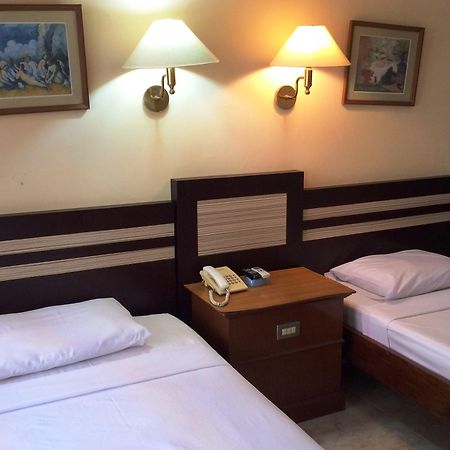 Sri Ratu Hotel Легиан Экстерьер фото
