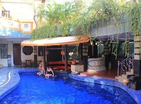 Sri Ratu Hotel Легиан Экстерьер фото