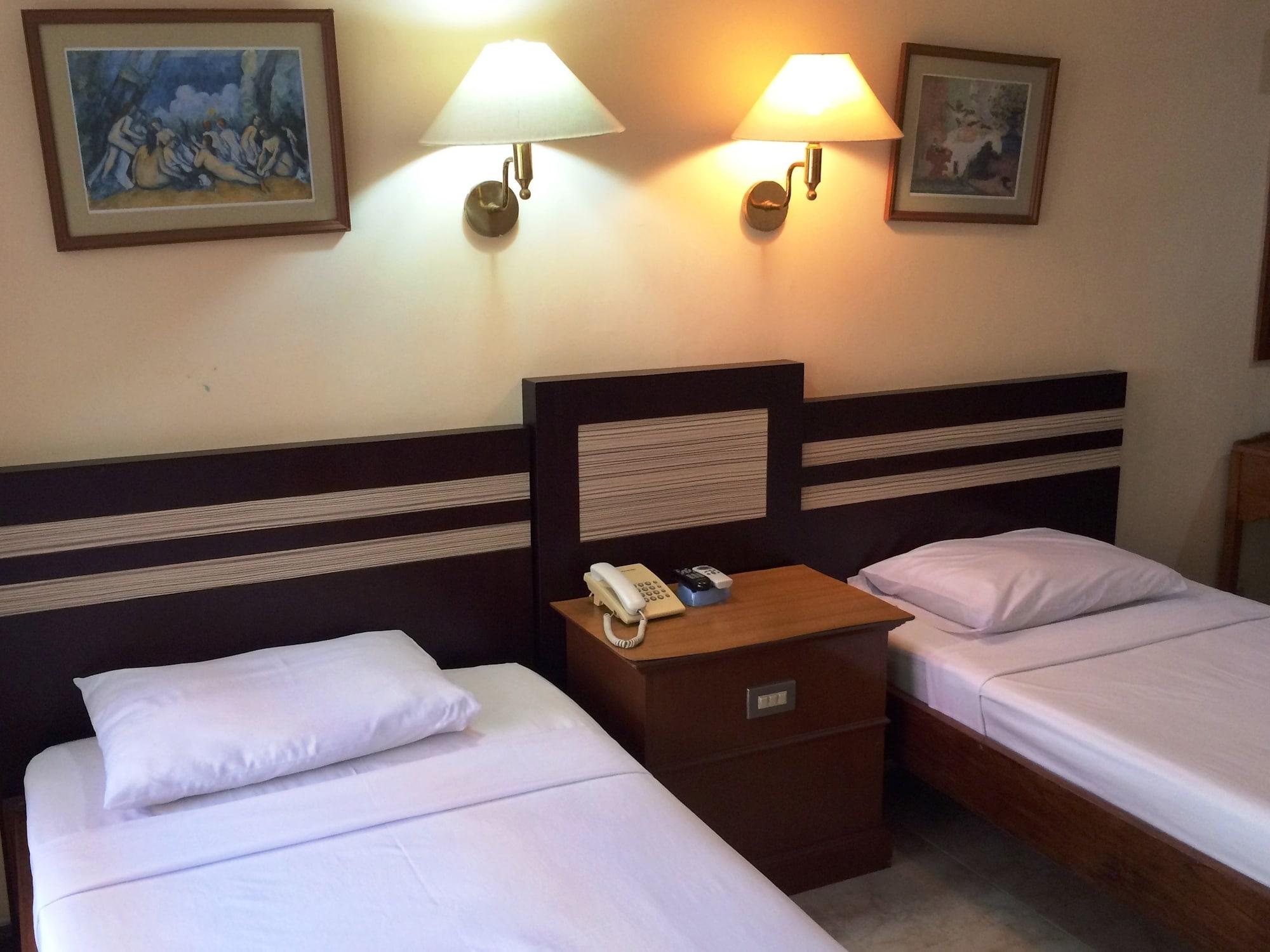 Sri Ratu Hotel Легиан Экстерьер фото
