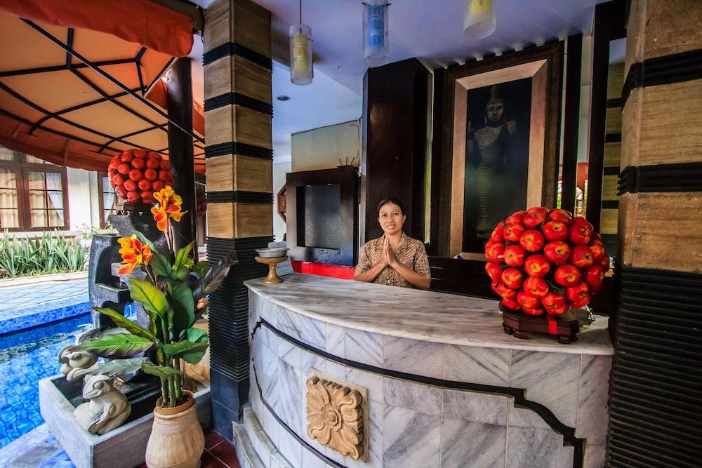Sri Ratu Hotel Легиан Экстерьер фото