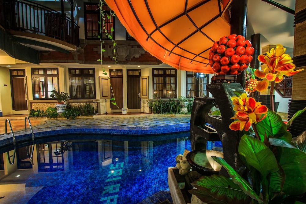 Sri Ratu Hotel Легиан Экстерьер фото