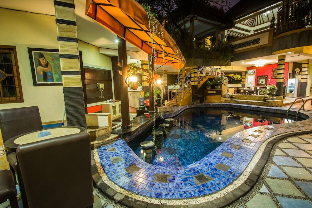 Sri Ratu Hotel Легиан Экстерьер фото