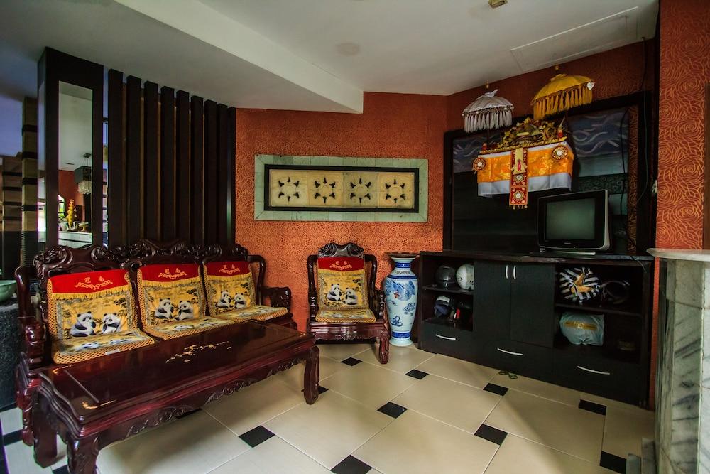 Sri Ratu Hotel Легиан Экстерьер фото