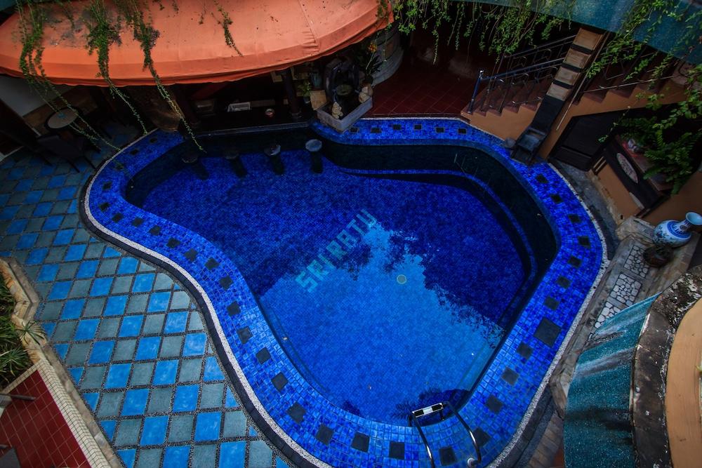 Sri Ratu Hotel Легиан Экстерьер фото