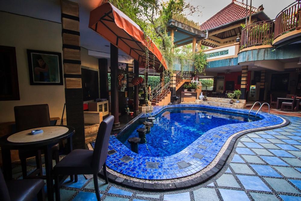 Sri Ratu Hotel Легиан Экстерьер фото