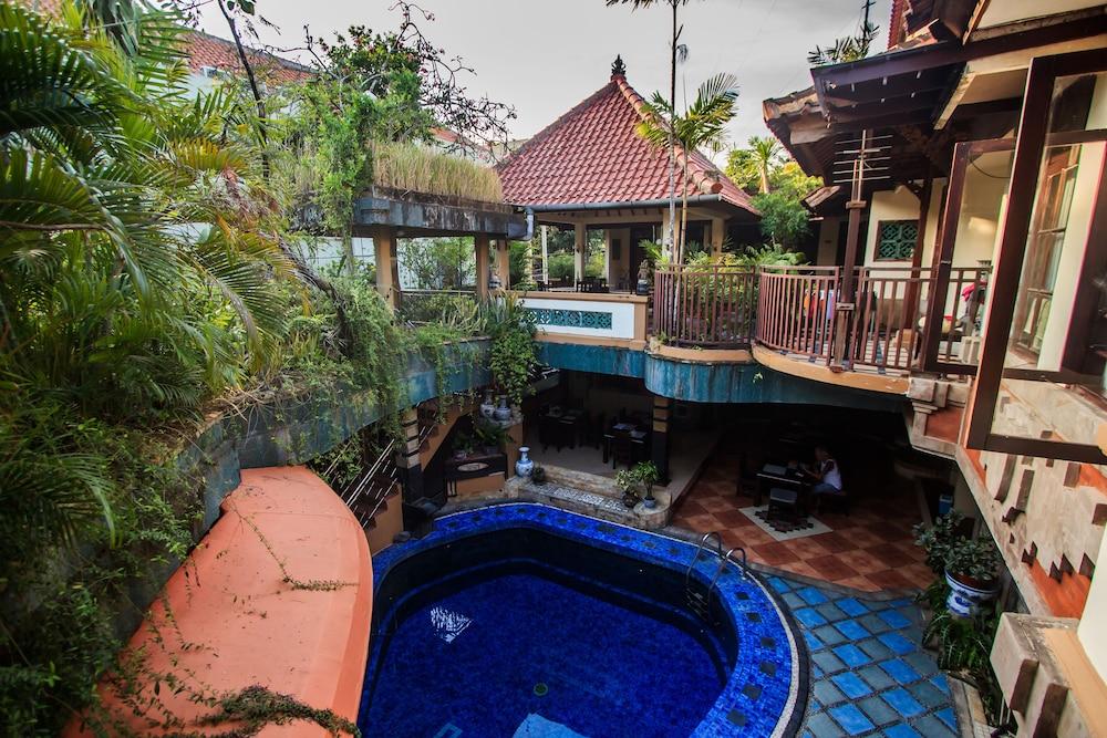 Sri Ratu Hotel Легиан Экстерьер фото