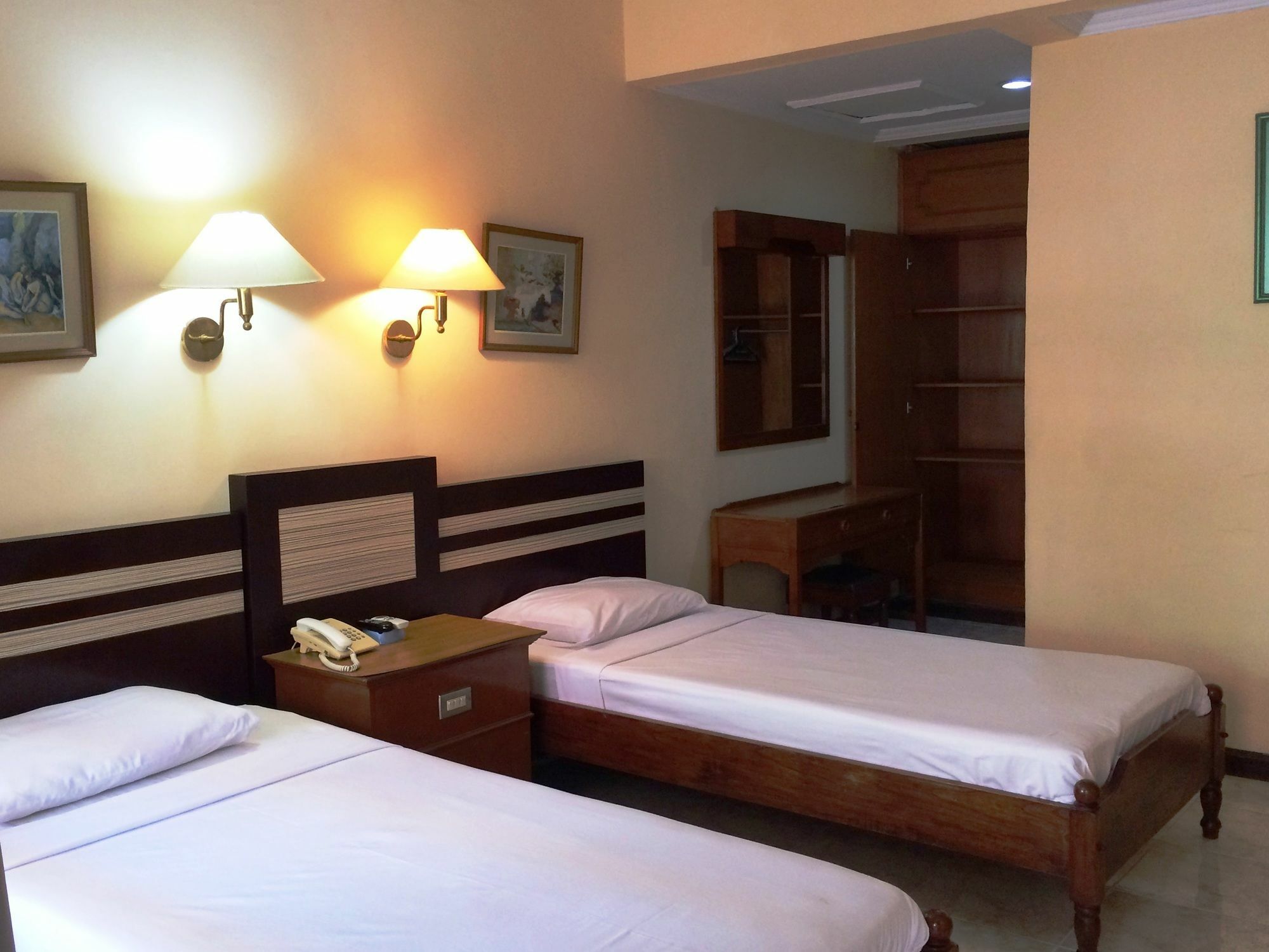 Sri Ratu Hotel Легиан Экстерьер фото